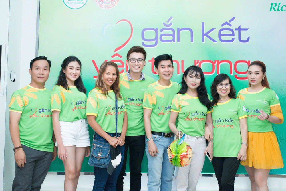 Đại sứ áo dài VN An Xinh, Bảo Nguyên mang yêu thương cho trẻ em mồ côi, khuyết tật