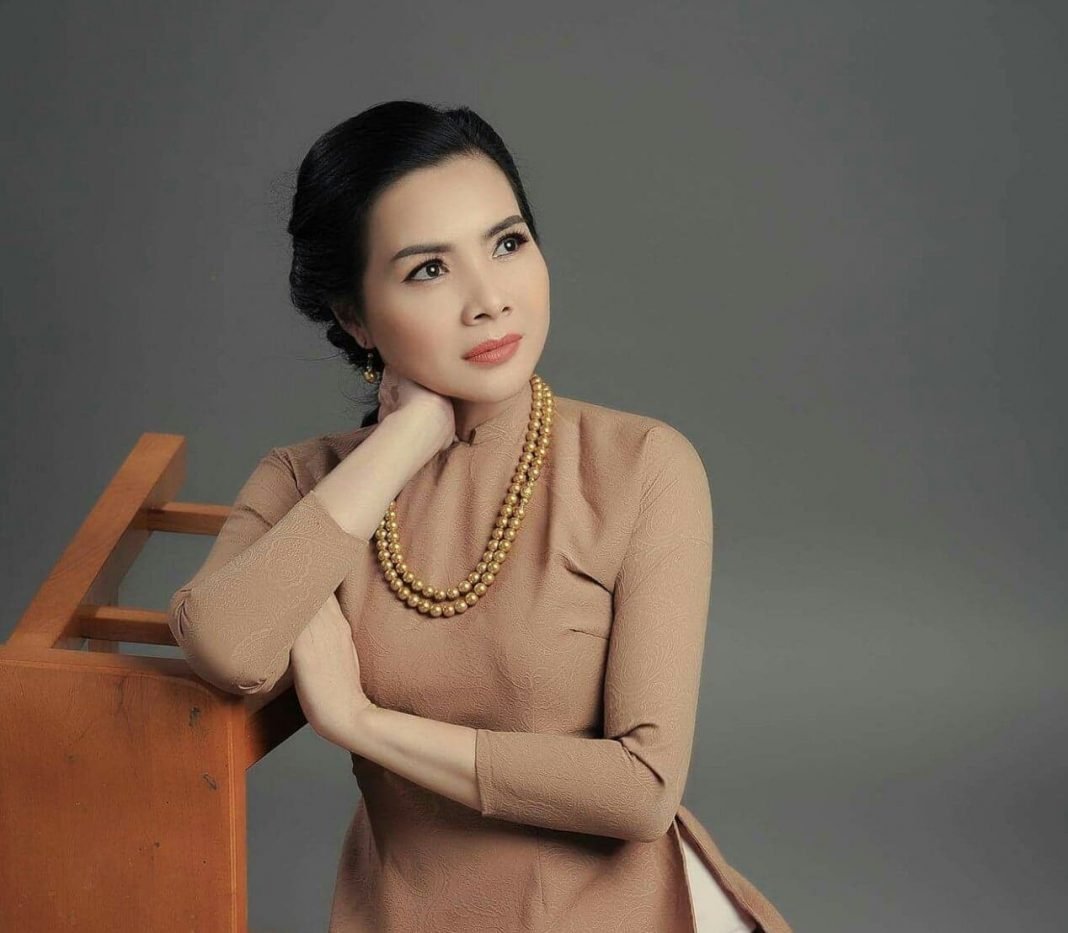 Cùng lưu giữ áo dài Việt với Á quân Đại sứ Áo dài Việt Nam 2019 bảng Quý Bà Ngọc Diễm