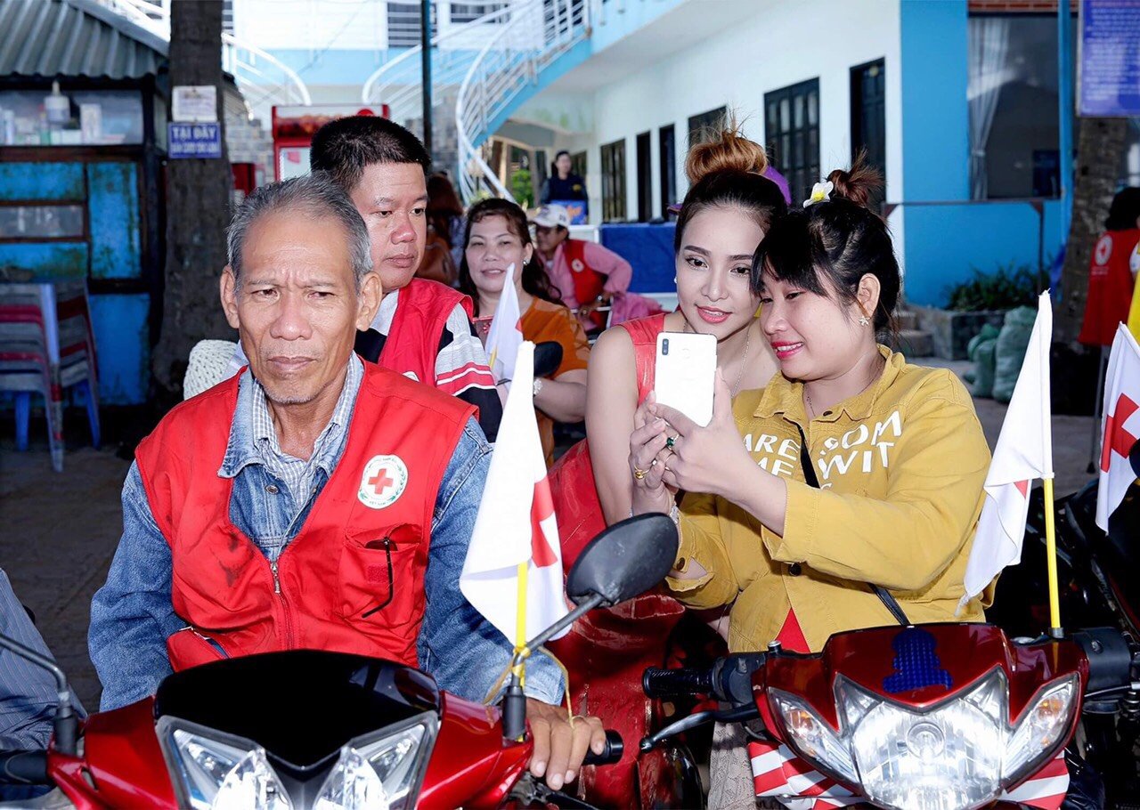 Cùng Trung Tâm Nhân Đạo Quê Hương, ca sĩ – người mẫu Đình Đình mang niềm vui đến với người khuyết tật ở Phan Thiết