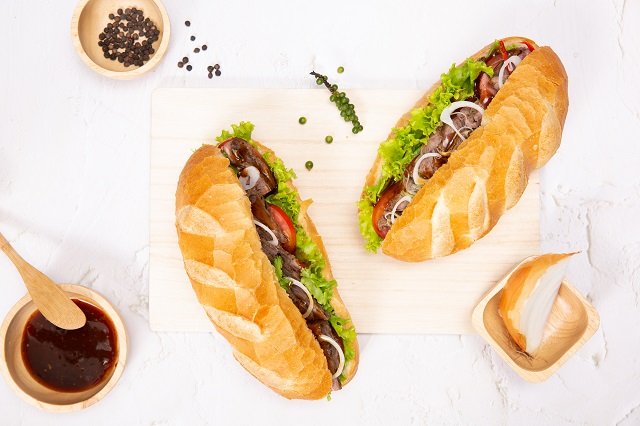“GU Bánh mì” – Bánh mì kẹp đường phố biến tấu vào chốn sang