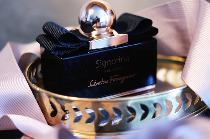 Signorina Misteriosa – Mùi hương bí ẩn đầy táo bạo