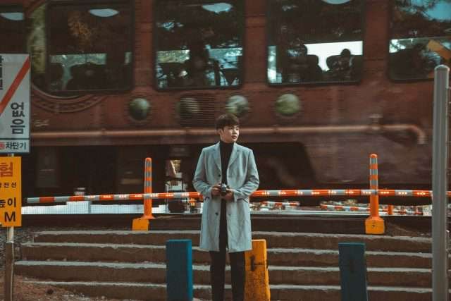 Sự trở lại ấn tượng của Andiez cùng bản ballad tự sự đầy da diết “Ai Đang Ở Trong Gương”