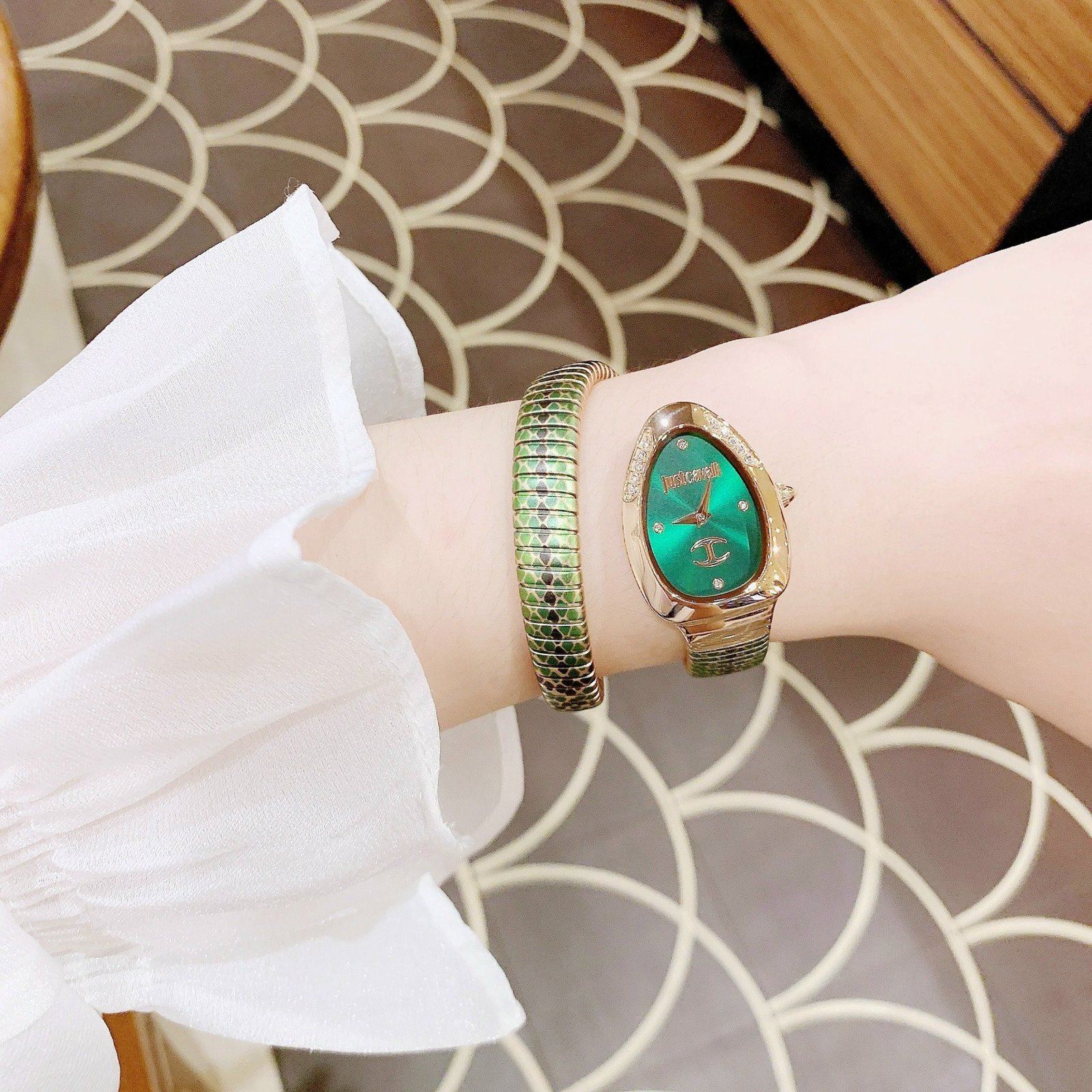 Bí quyết chọn đồng hồ đeo tay – Món quà chinh phục chị em phụ nữ