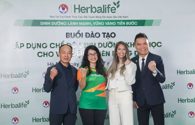 Tiến sĩ Dana Ryan, Giám đốc Hiệu suất Thể thao, Dinh dưỡng và Giáo dục tại Herbalife đào tạo dinh dưỡng khoa học cho cầu thủ VN